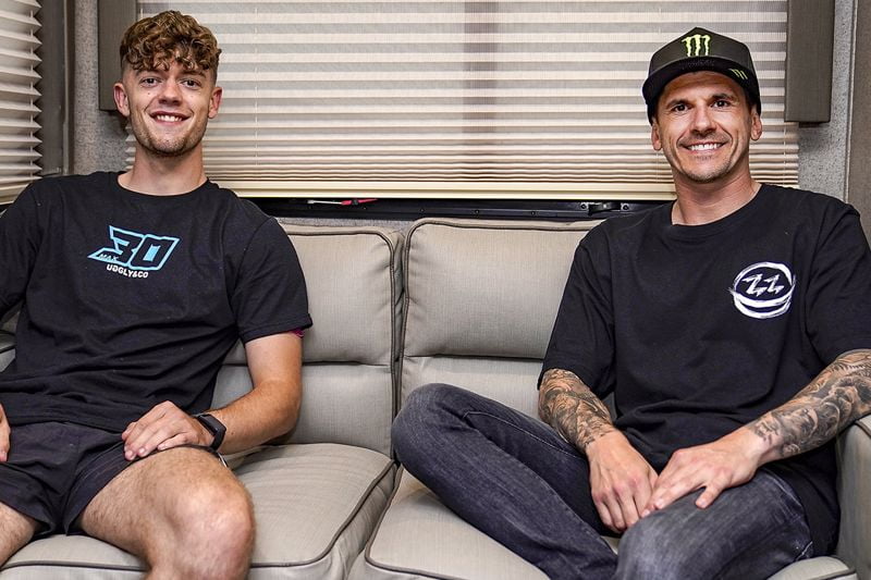 BSB R08 Cadwell Park, British Superbike Championship, Cadwell Park, Louth, Lincolnshire, UK. 27th August 2023. Max Cook, GBR, Cheshire Mouldings FS-3 Kawasaki, Kawasaki ZX-10RR (left) and Jason O’Halloran, AUS, (right).